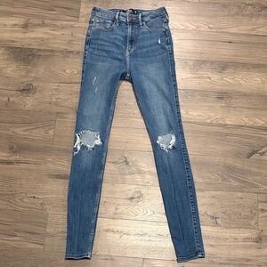 Hollister distressed ultra high rise super skinnyJeans